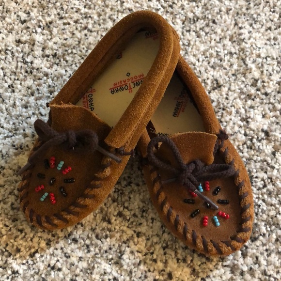 Minnetonka Other - Minnetonka Moccasin Beaded Brown Suede Softsole